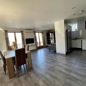 Maison Spacieuse Avec Grand Jardin Et Parking à 20min De Lyon Simandres